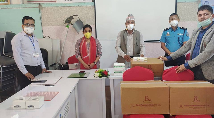 भरतपुर कोरोना अस्पताललाई रोयल फर्मासिटिकलको औषधि सहयोग