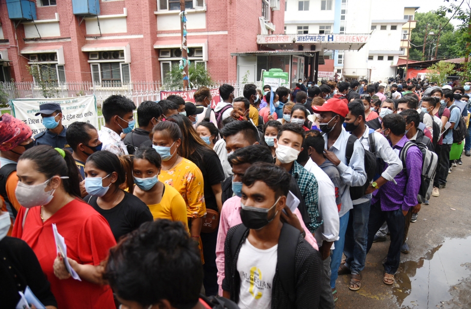 कोरोना खोप लगाएको प्रमाणपत्र लिन राति दुई बजे देखि लाईनमा, तै पनि पाईएन प्रमाणपत्र