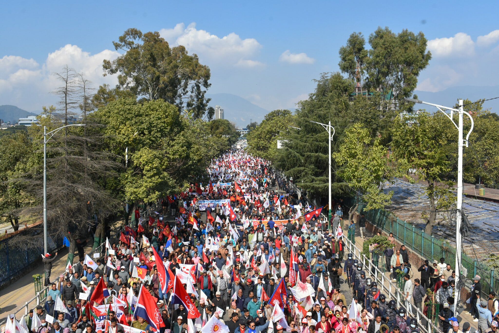 जनसभाअघि काठमाडौंमा एमालेको र्‍याली सुरु