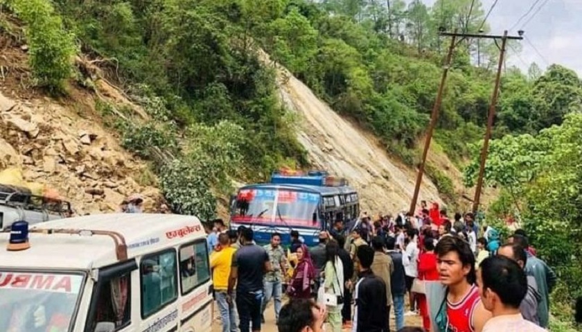 गुडिरहेको बसमा करेन्ट लाग्दा सल्यानमा बाबु छोराको मृत्यु