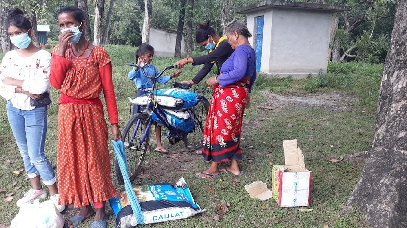 लक्ष्मी भन्छिन्- ‘दशैँमा छिमेकी रमाइरहेका छन्, मलाई चामलको चिन्ता छ’