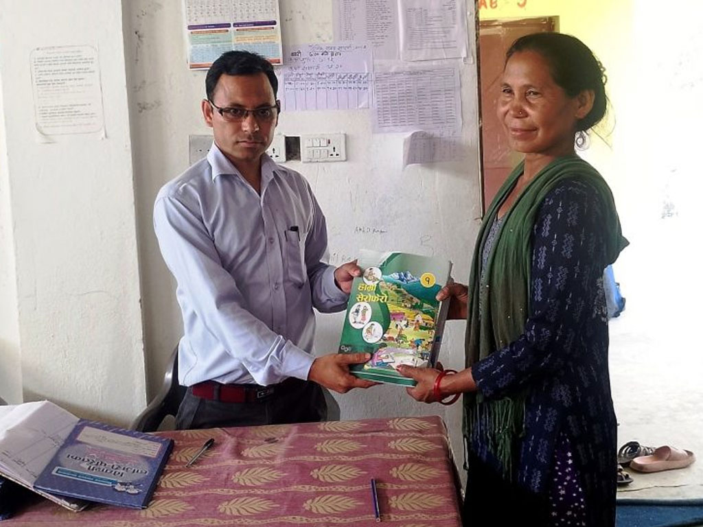 बाउन्न वर्षको उमेरमा विद्यालय भर्ना भएर कक्षा १ मा पढ्दै वडासदस्य डल्लीदेवी