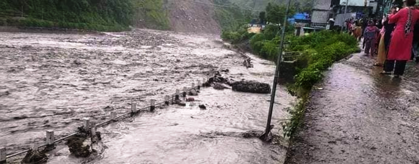 दार्चुलामा पहिरोमा पुरिएर दुई जनाको मृत्यु, ५ बेपत्ता, एक दर्जन बढी घर बगायो