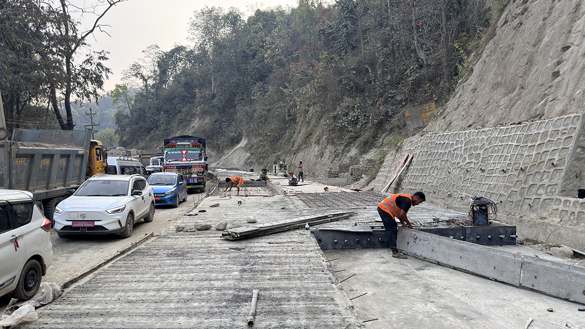 नारायणगढ–बुटवल सडक : सकियो दाउन्नेमा एकतर्फी ढलान