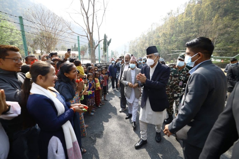 माथिल्लो तामाकोशी र खिम्तीको अवलोकनमा जाँदै प्रधानमन्त्री देउवा