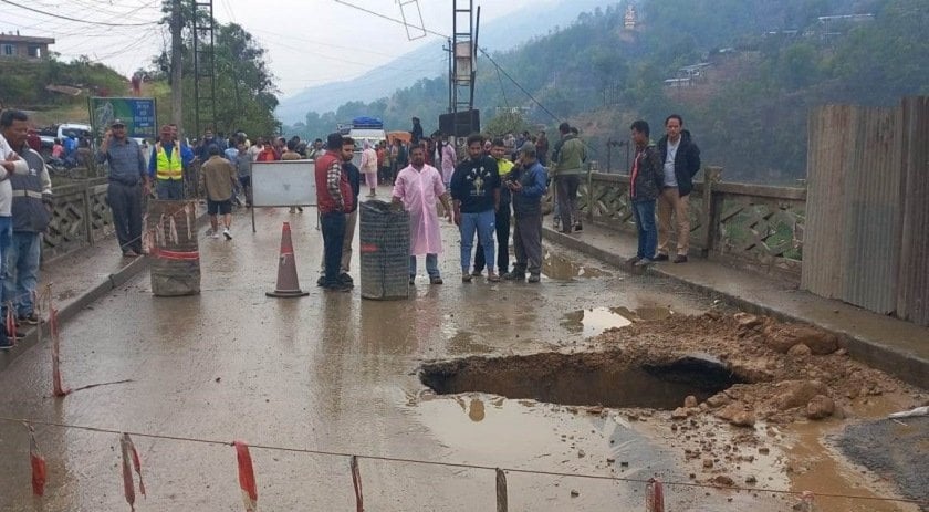 धादिङको गणेशखोला पुलमा फेरि भ्वाङ, सवारी आवागमन बन्द