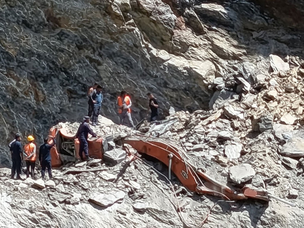 सडक खन्ने क्रममा पहिरोमा पुरिएर एक्साभेटर चालकको मृत्यु