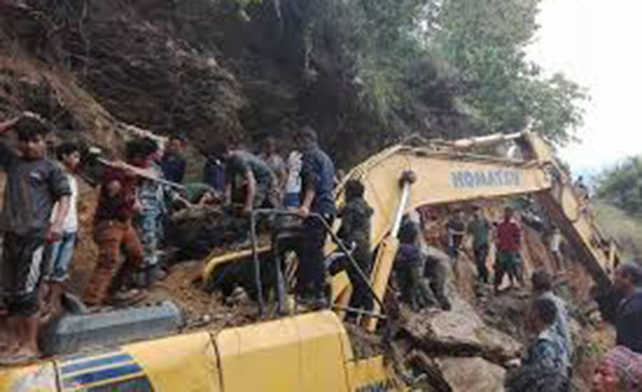 बाटो खन्ने क्रममा पहिराले स्काभेटर पुरिँदा चालकको मृत्यु