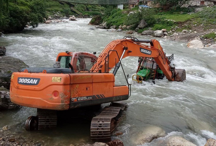जाजरकोट खण्डमा विकासका नाममा खोला र पहाड क्षेत्र दोहन
