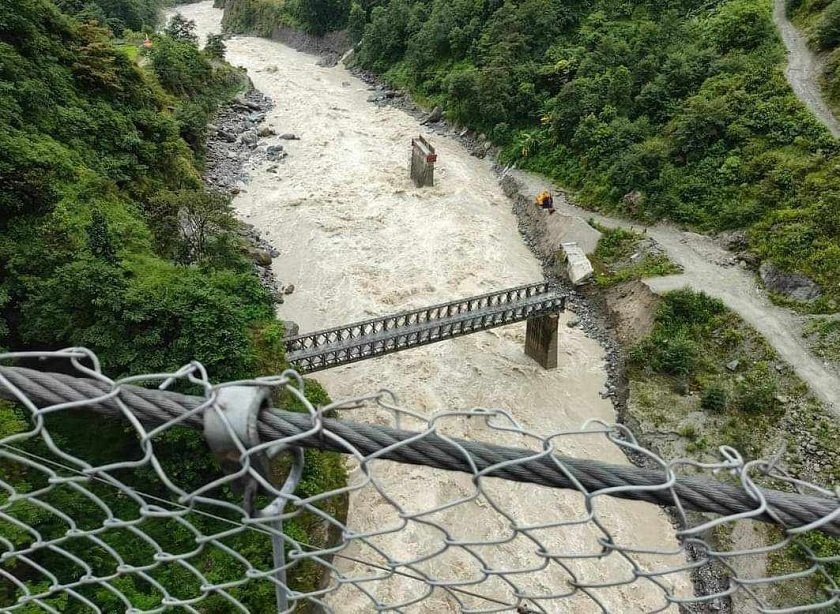 दूधकोशीको बाढीले बेलिब्रिजमा क्षति, आवागमन ठप्प