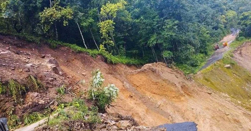 डुम्रे बेँसीसहर सडक अन्तर्गत उदीपुरखण्ड दैनिक १२ घण्टा बन्द