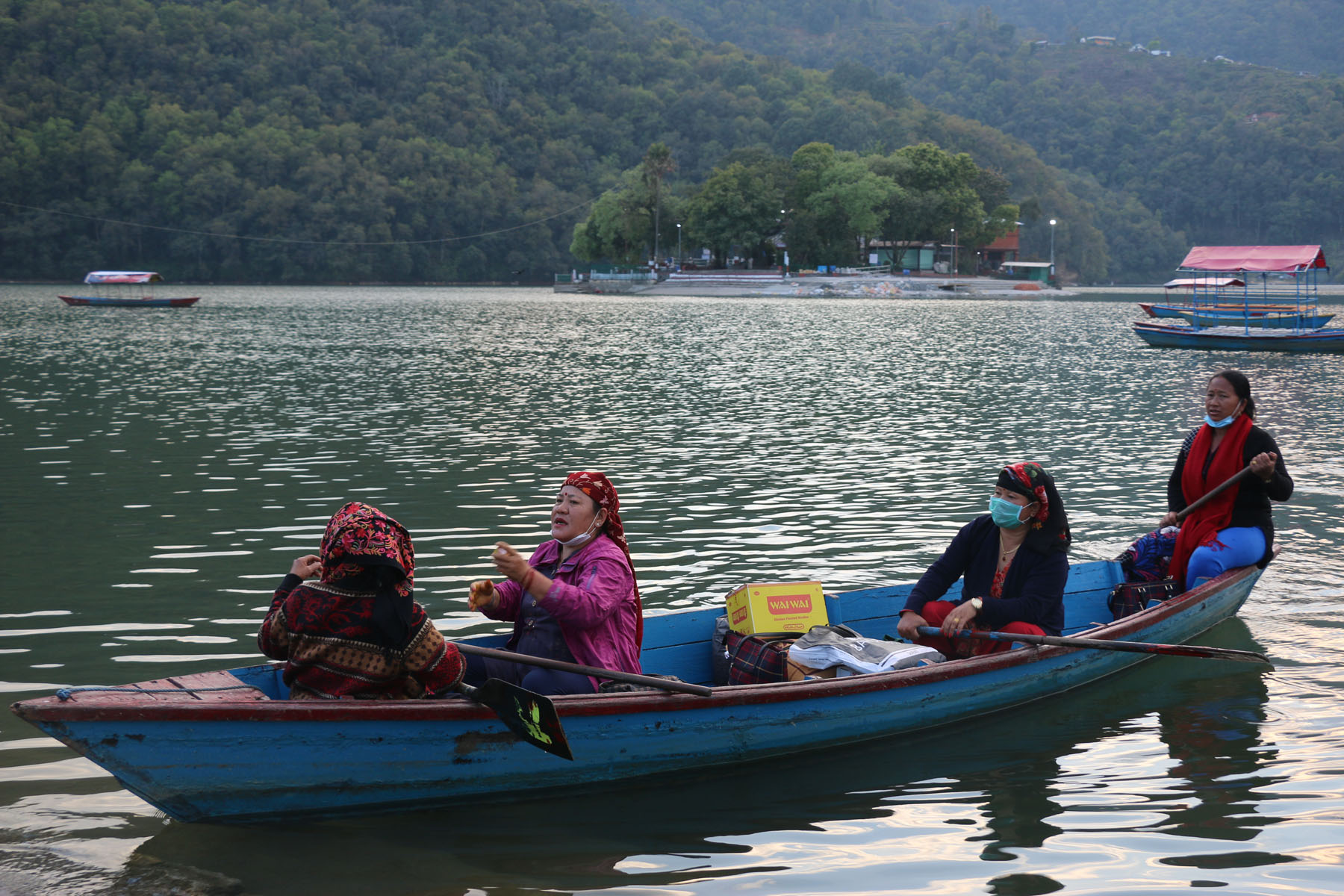 डुङ्गामा सामग्री ओसार्दै