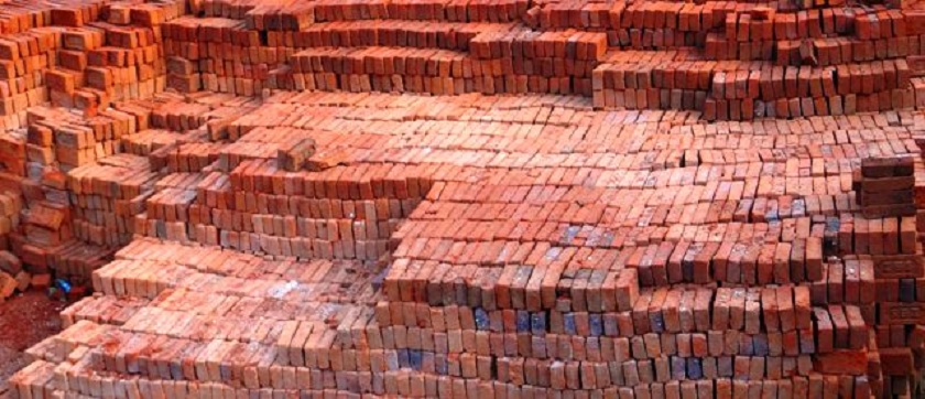 धुलोबाट इँटा बनाउँदै काठमाडौँ महानगरपालिका