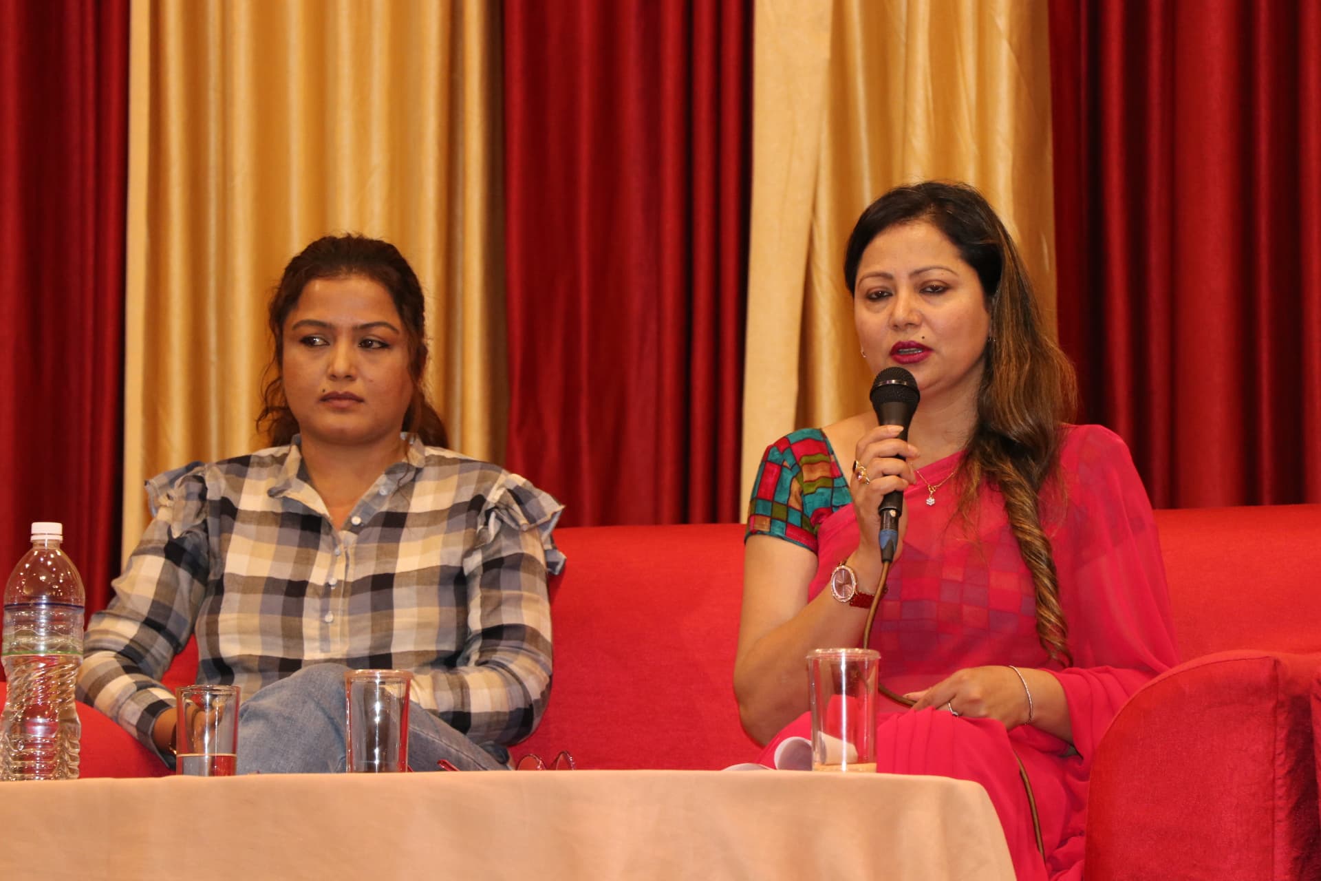 सुरक्षाको माग गर्दै सरिता लामिछानेले गरिन पत्रकार सम्मेलन