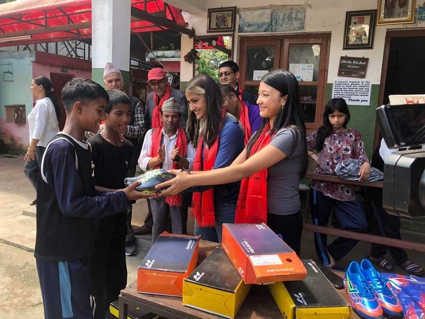 ललितपुरका दुई छात्राद्वारा आश्रमका बालबालिकालाई जुत्ता र खेलकुद सामग्री वितरण