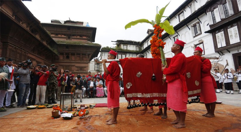 आज दशैँको सातौँ दिन, घर-घरमा फूलपाती भित्र्याइँदै