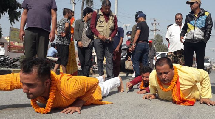 तीन किलोमिटर घस्रिँदै घाट पुगे विराटनगरका मेयर