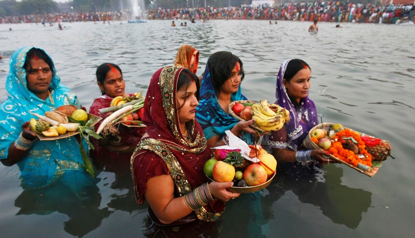 आज छठको मुख्य दिन, अस्ताउँदो सूर्यलाई अर्घ दिँदै