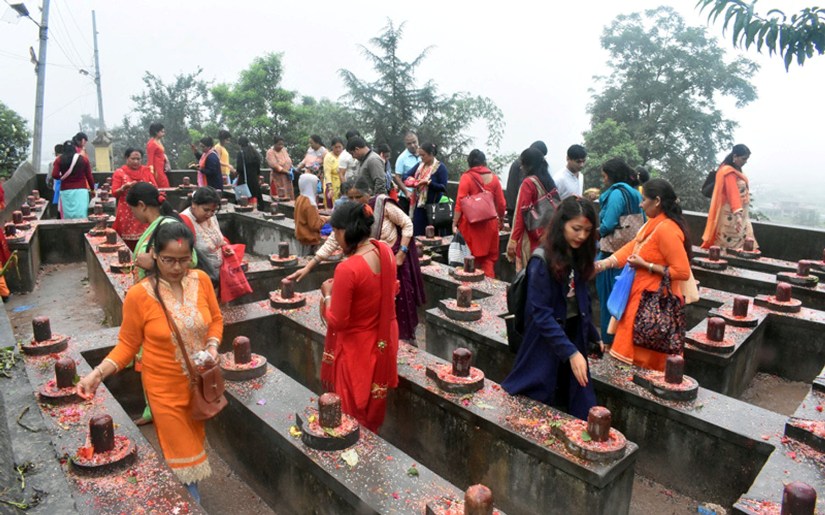 आज साउनको तेस्रो सोमबार शिवालयहरुमा भक्तजनको घुइँचो