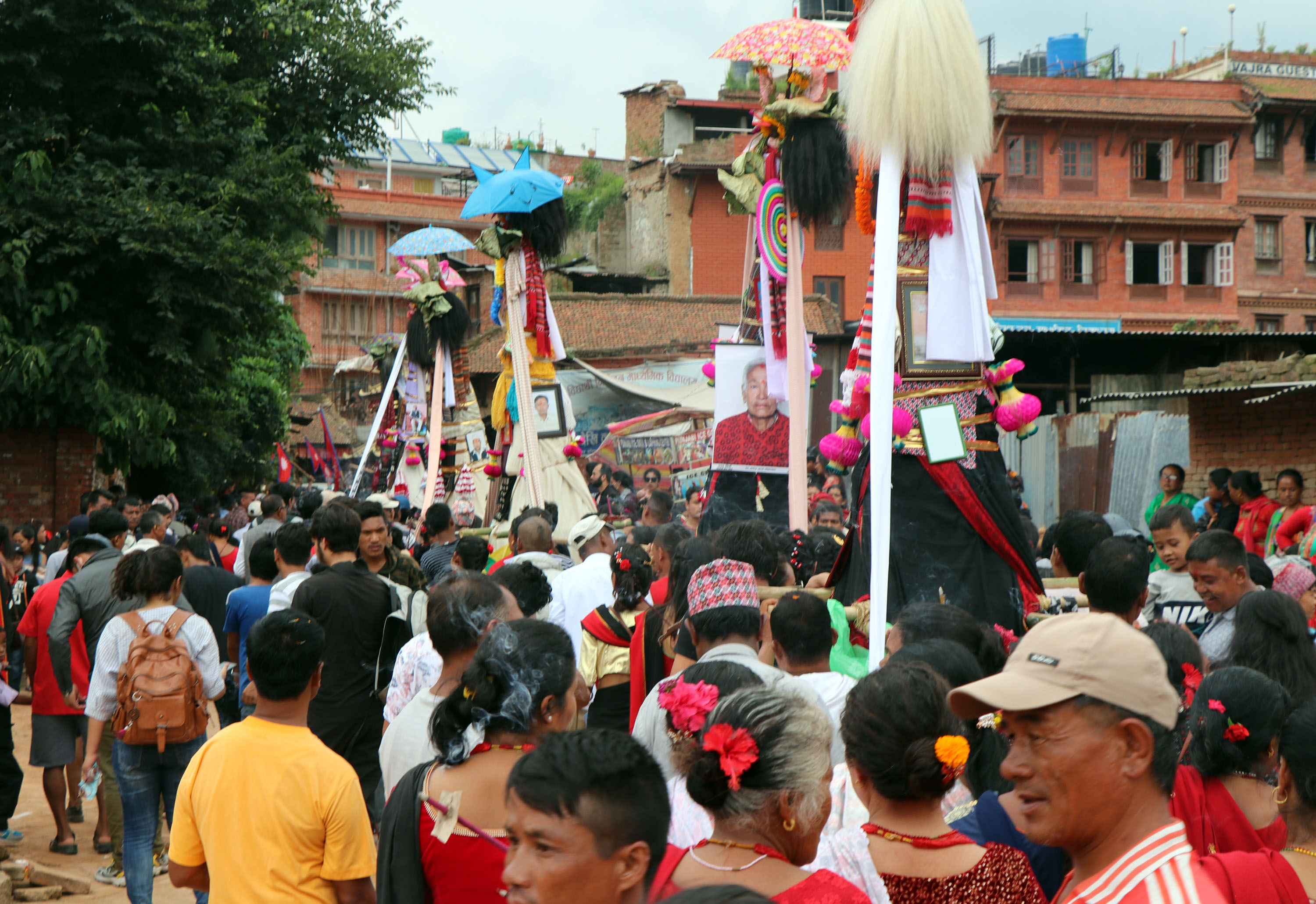 गाईजात्राको रौनक, व्यङ्ग्य प्रदर्शन