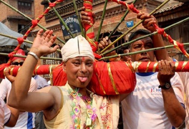 आज भक्तपुरमा जिब्रो छेड्ने जात्रा, नवौँ पटक जिब्रो छेडाउदै श्रेष्ठ
