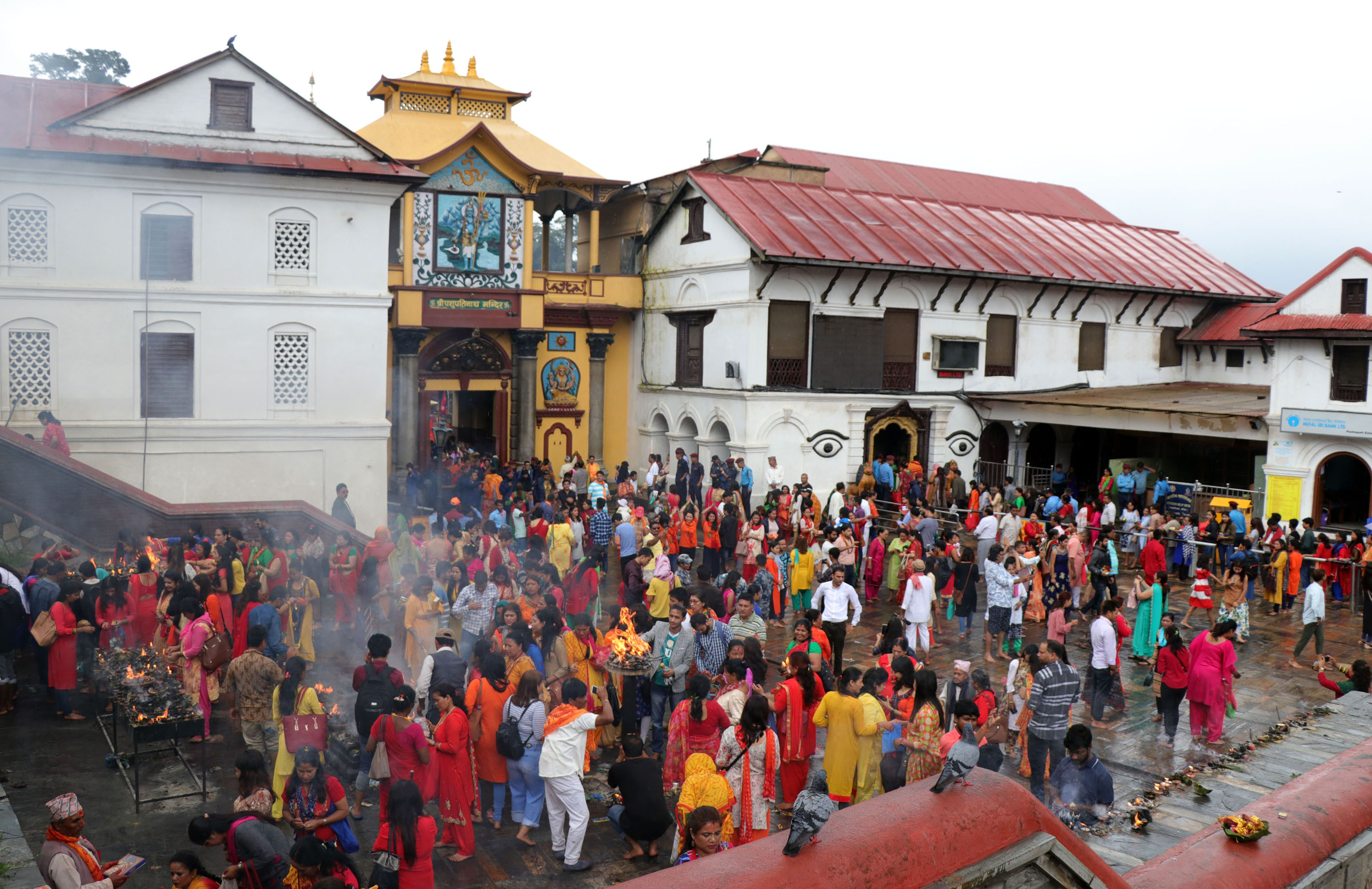 साउनको चौथो सोमबार : पशुपतिनाथलगायत देशभरका शिवालयमा भक्तजनको घुइँचो