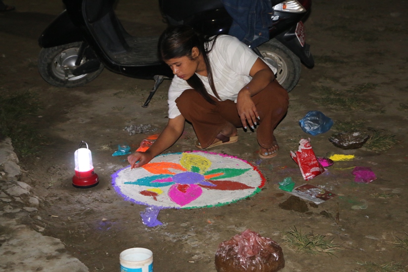 यस्तो देखियो चितवनमा लक्ष्मीपूजाको रौनक (फोटोफिचर)