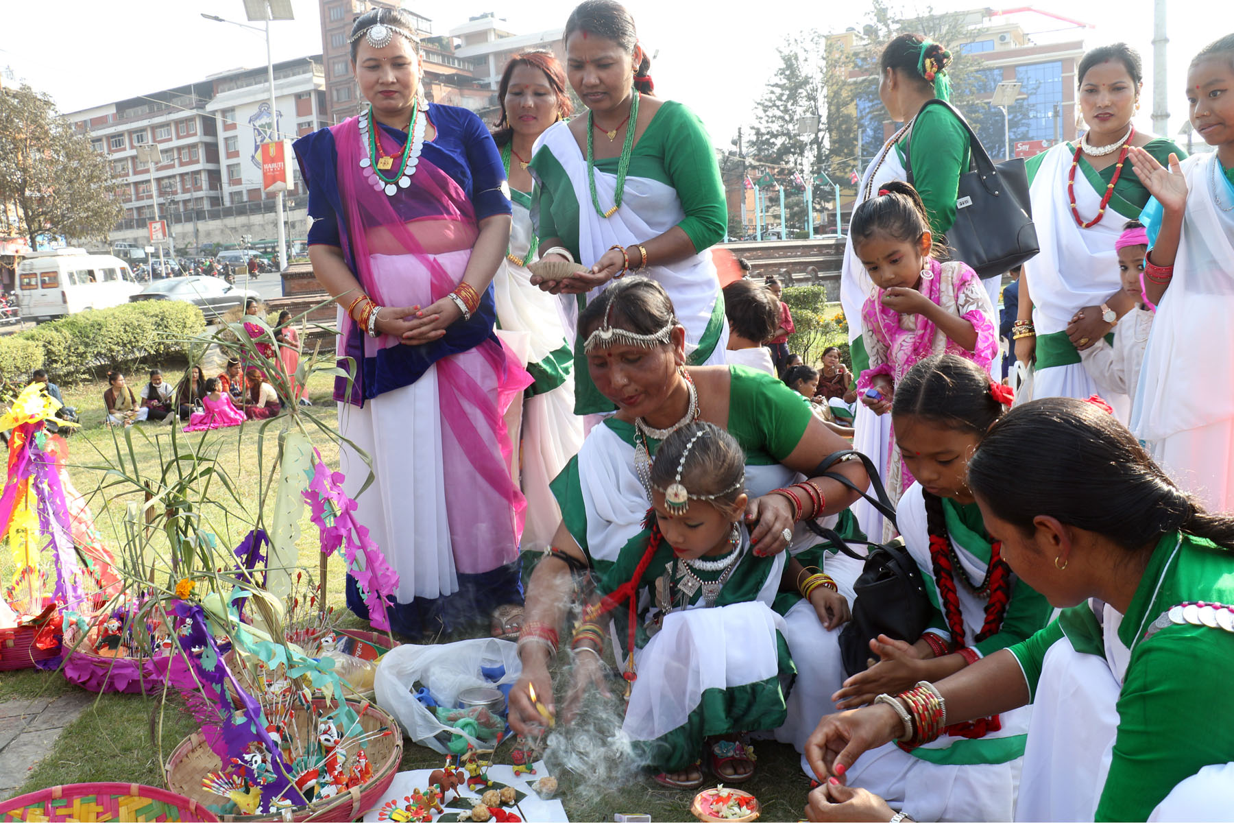 सामा चकेवा पर्व : माइतीघर मण्डलामा पूजाआजा गर्दै चौधरी समुदाय