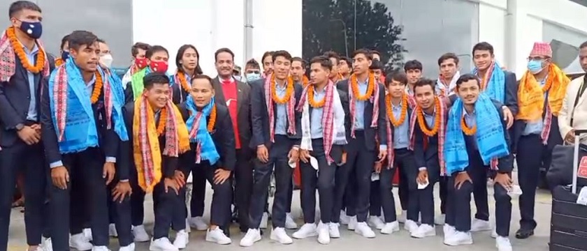 साफमा उपविजेता बनेको नेपाली टोली काठमाडौं आइपुग्यो, खेलकुदमन्त्रीले गरे स्वागत