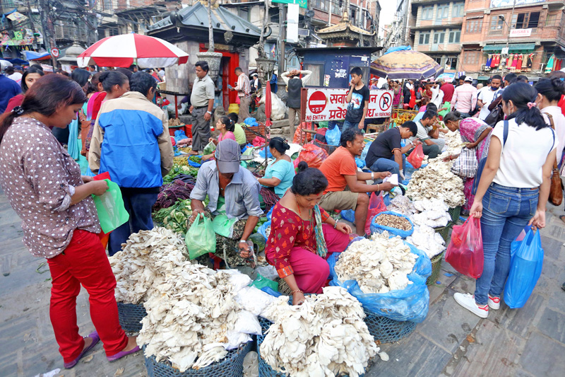 काठमाडौँ महानगरले प्रशासनलाई भन्यो–फुटपाथ र ठेलागाडा व्यापारमा रोक लगाऊ