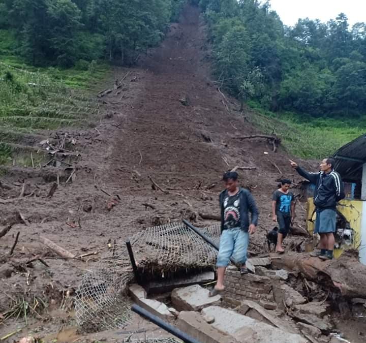 फुल्पिङकट्टी पहिरोमा परी दुई जनाको मृत्यु, तीन जना बेपत्ता (अपडेट)