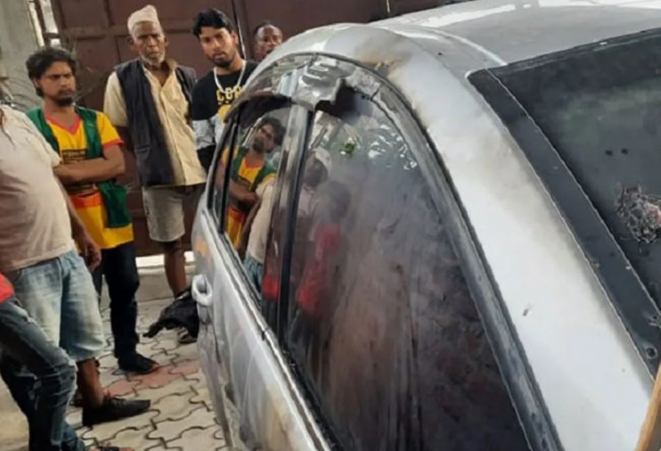 गुडिरहेको कारमा आगलागी