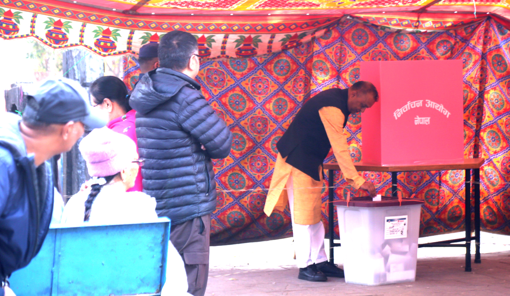 कांग्रेस सभापति गगन थापाले गरे मतदान