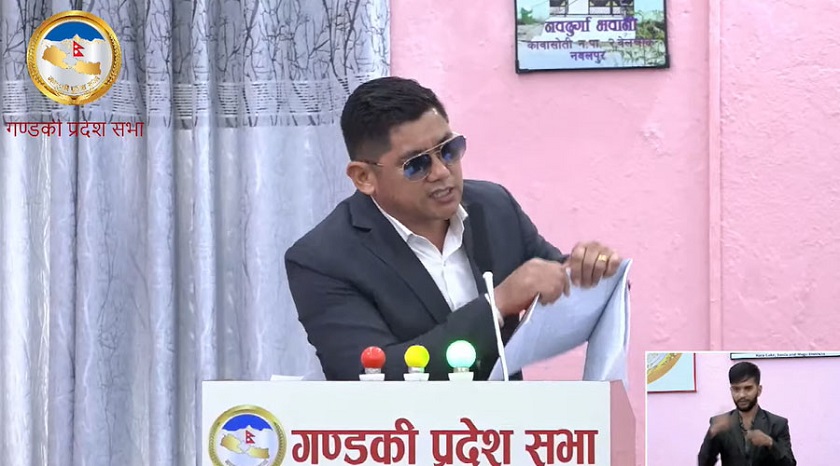 गण्डकीका माओवादी सांसदले रोष्ट्रमबाटै च्याते बजेट पुस्तिका