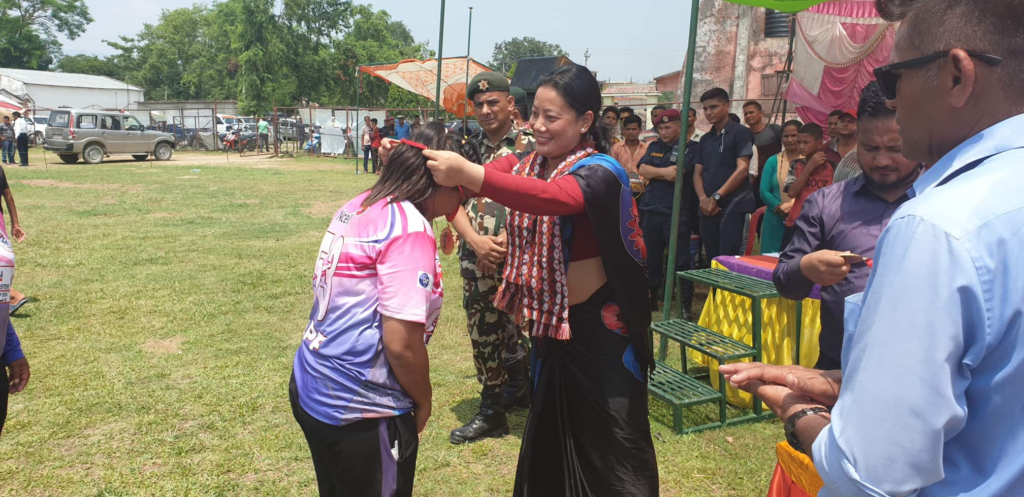 महिला क्रिकेट प्रतियोगिताको विजयी टीमलाई खानेपानी मन्त्रीद्वारा पुरस्कार वितरण