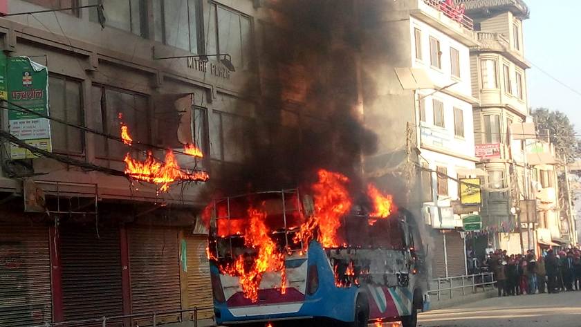 काठमाडौँमा बसको ठक्करबाट विद्यार्थीको मृत्यु भएपछि बसमा आगजनी