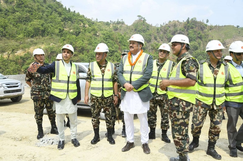 रक्षामन्त्रीले गरे सुरुङमार्ग ‘ब्रेक थ्रू’