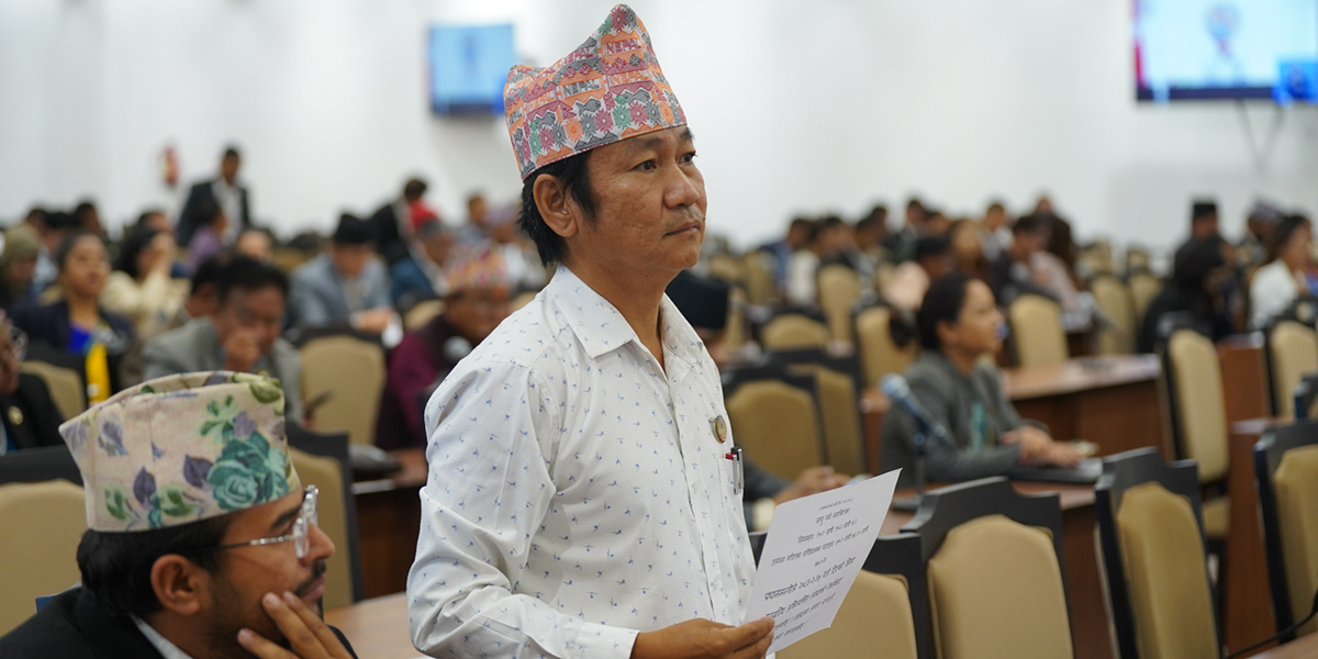 प्लेकार्ड बोकेर आज पनि उभिए हर्क