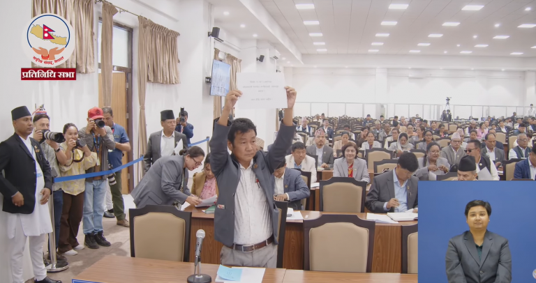 पर्चा देखाउँदै आज पनि हर्क साम्पाङले संसदमा जनाए विरोध