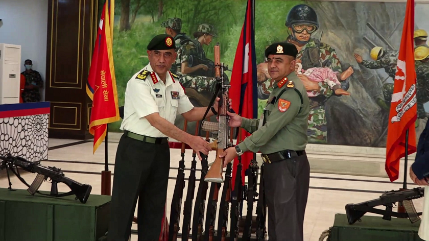 नेपाली सेनाद्वारा सशस्त्र प्रहरीलाई इन्सास राइफलसहित ५९० थान हतियार हस्तान्तरण