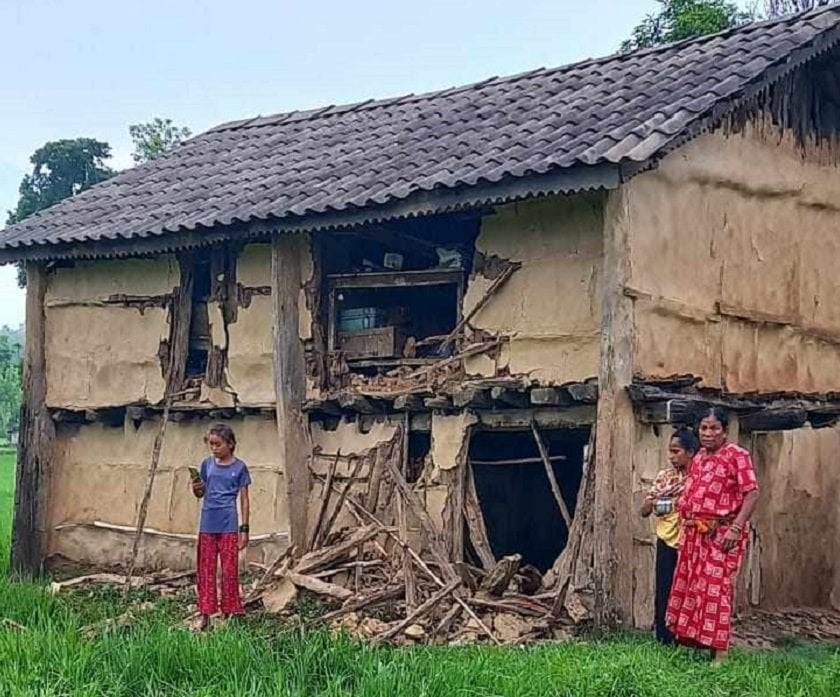 राति साढे १२ बजे हात्तीले घर भत्काउन थालेपछि...