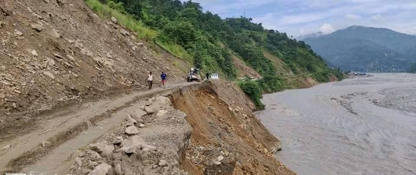 मेलम्ची–हेलम्बु सडक अवरुद्ध