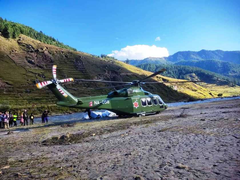 कर्णाली राजमार्ग अवरुद्ध भएपछि जुम्लामा हेलिकप्टरबाट राहत सामग्री वितरण