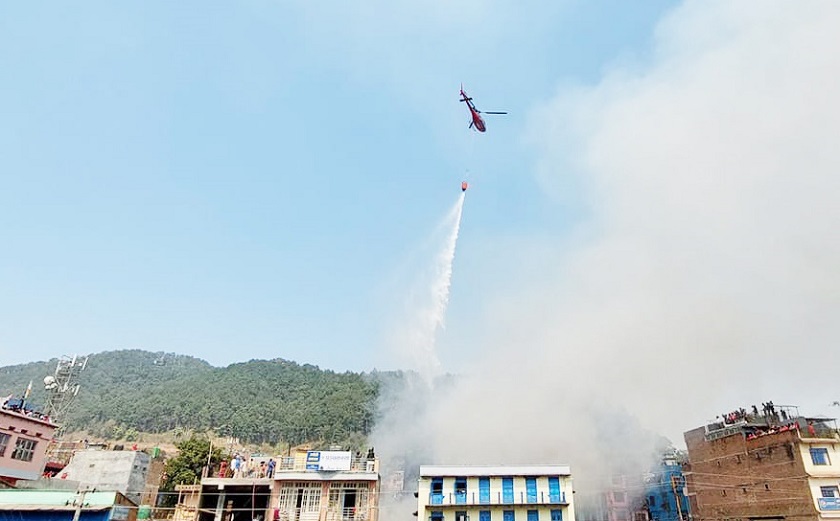 दमौलीको हार्डवेयरमा लागेकाे आगाे नियन्त्रणमा