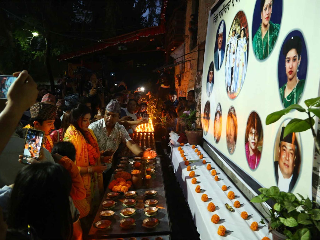 कमलादीमा हिमानी र हृदयन्द्रले गरे दीप प्रज्वलन
