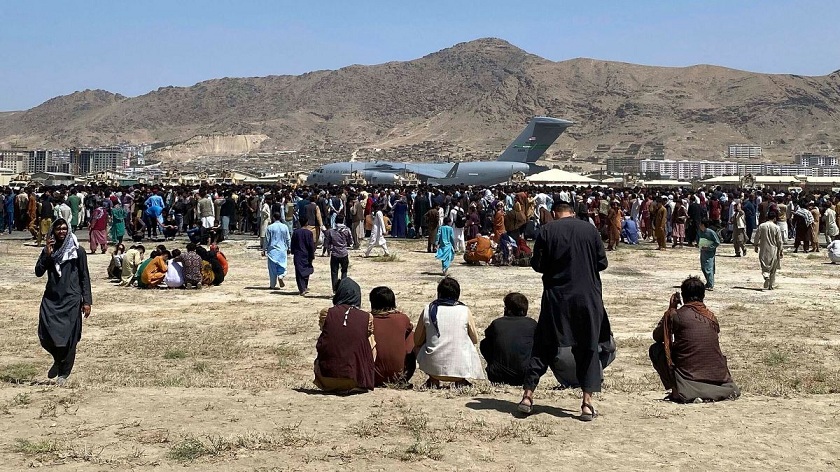 काबुल विमानस्थल अहिले पनि अस्तव्यस्त, देश छोड्न हजारौँ नागरिकको भीड