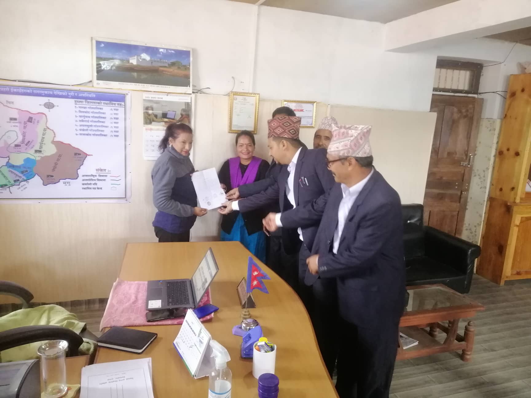 संघीय निजामती ऐन जारी गर्न स्थानीय प्रशासनमार्फत प्रधानमन्त्रीलाई ज्ञापनपत्र पेस