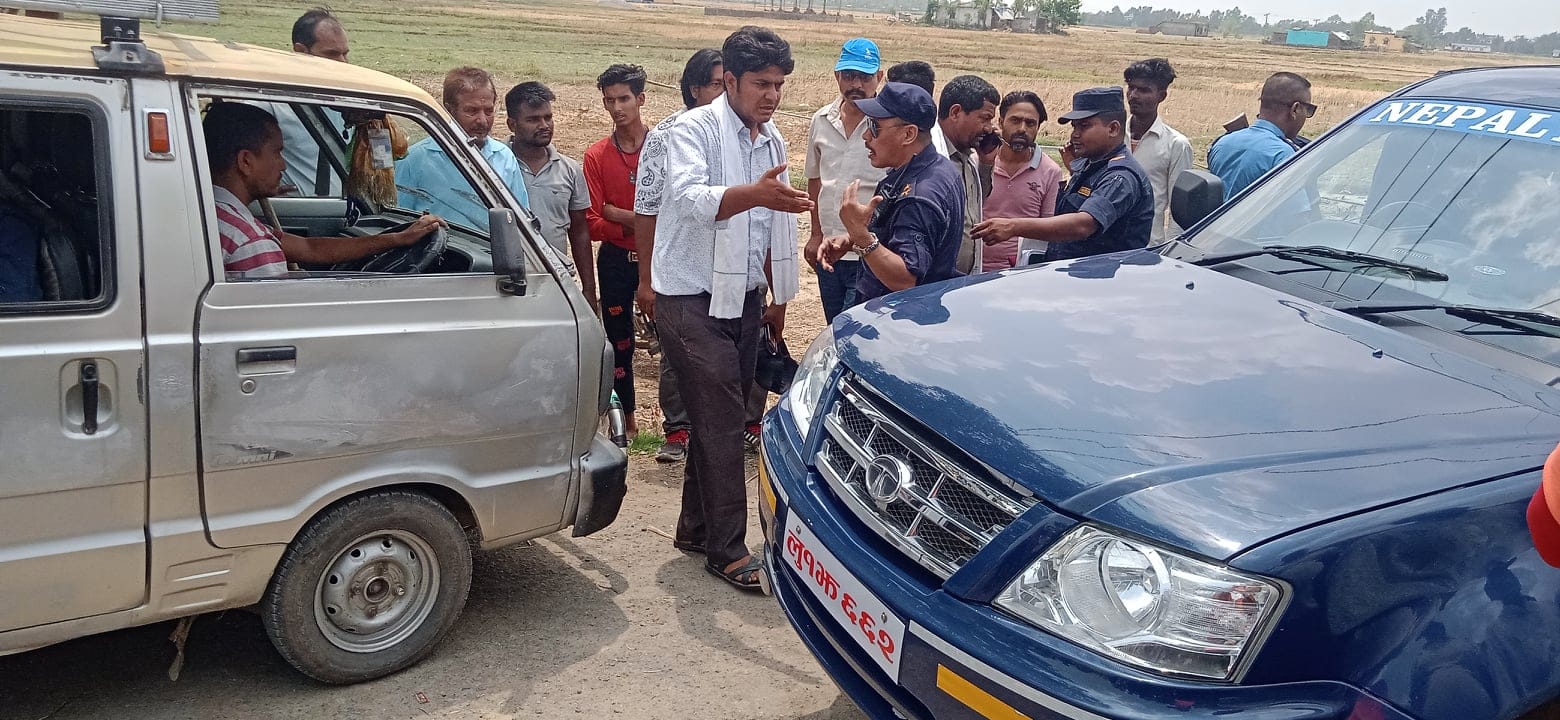 कपिलवस्तुमा मतदातालाई बाँड्दै गरेकाे अवस्थामा १२ कार्टुन रक्सी बरामद