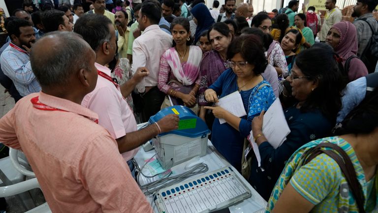 भारतमा लोकसभा चुनाव : २१ राज्यमा आज पहिलो चरणको   
मतदान हुँदै