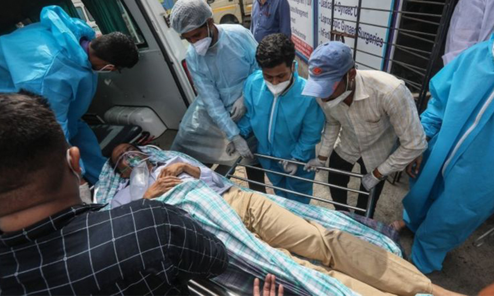 भारतका अस्पतालमा अक्सिजनको हाहाकार, एकै दिन तीन लाख कोरोना संक्रमित